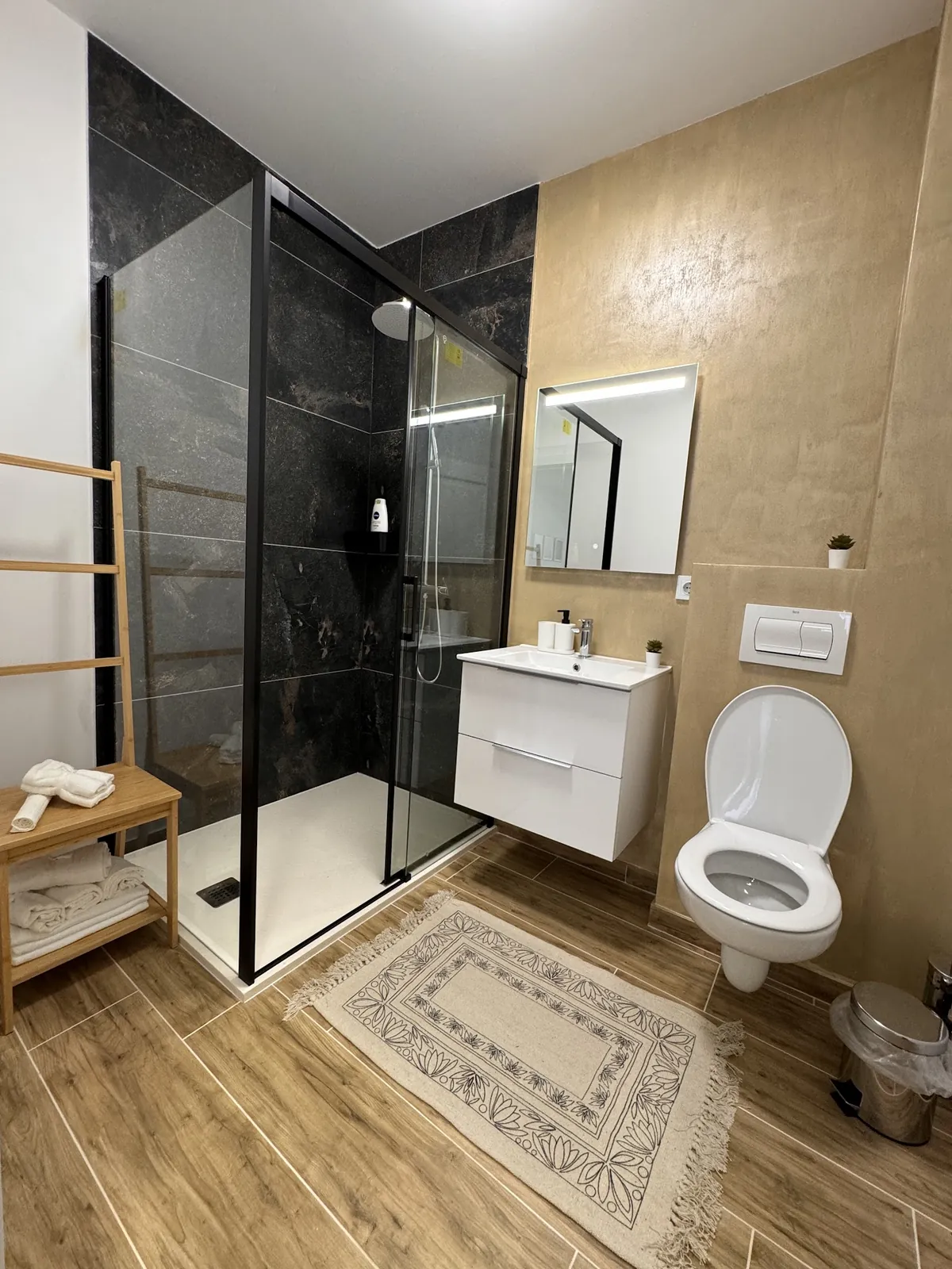 Baie cu duș walk-in și faianță neagră