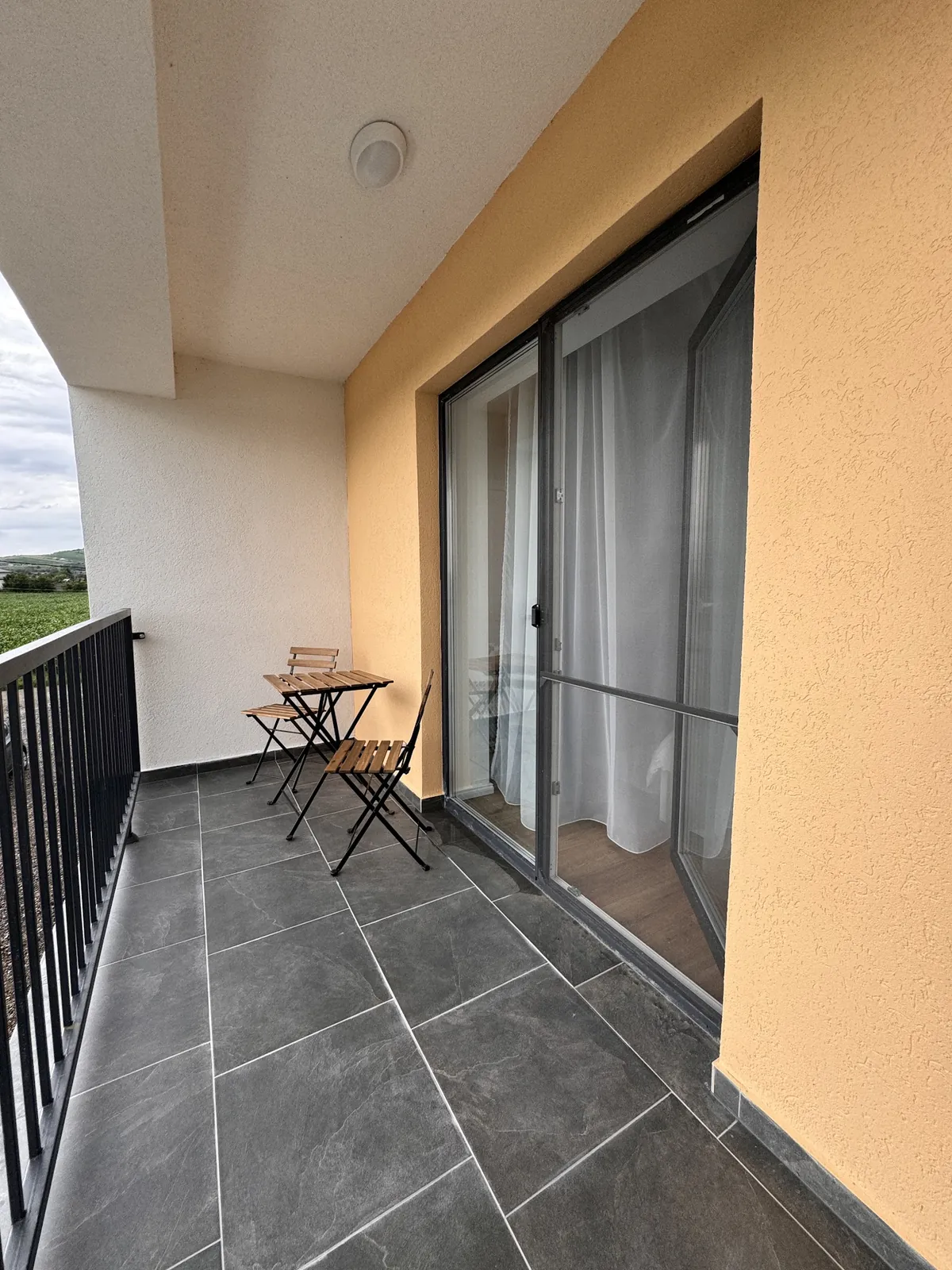 Balcon cu vedere spre dealuri