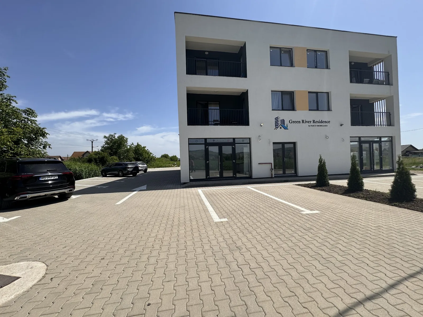 Blocul Green River Residence din str. Nucului 101, cu parcarea pavată