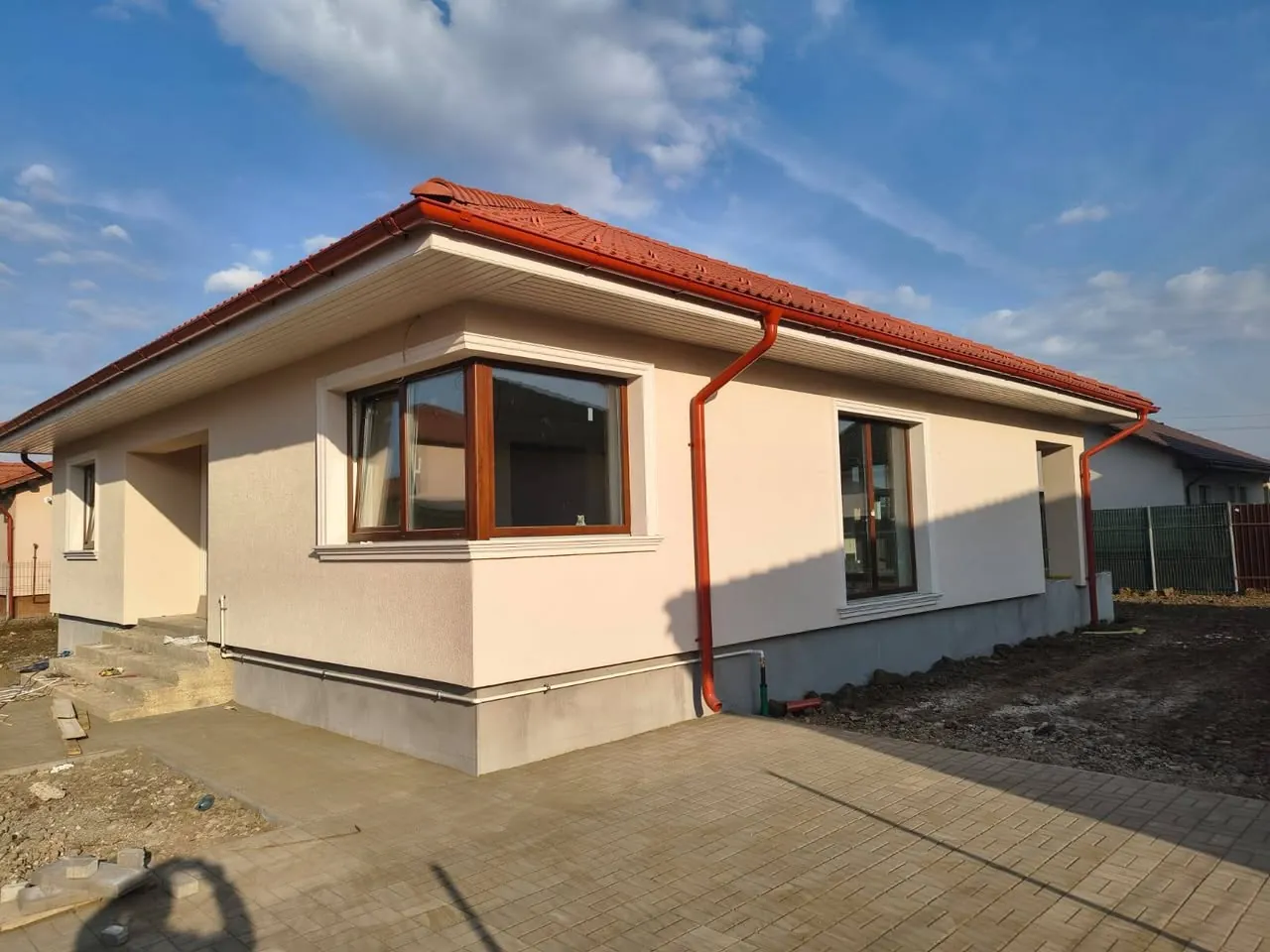 Casă parter finisată la exterior
